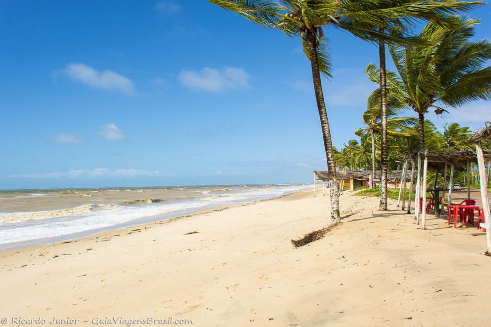 Imagem das areias clara da Praia do Coqueiral em Prado.